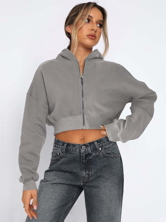 Casual long-sleeved fleece zipper hoodie in gray, paired with high-waisted jeans, perfect for spring and fall fashion.