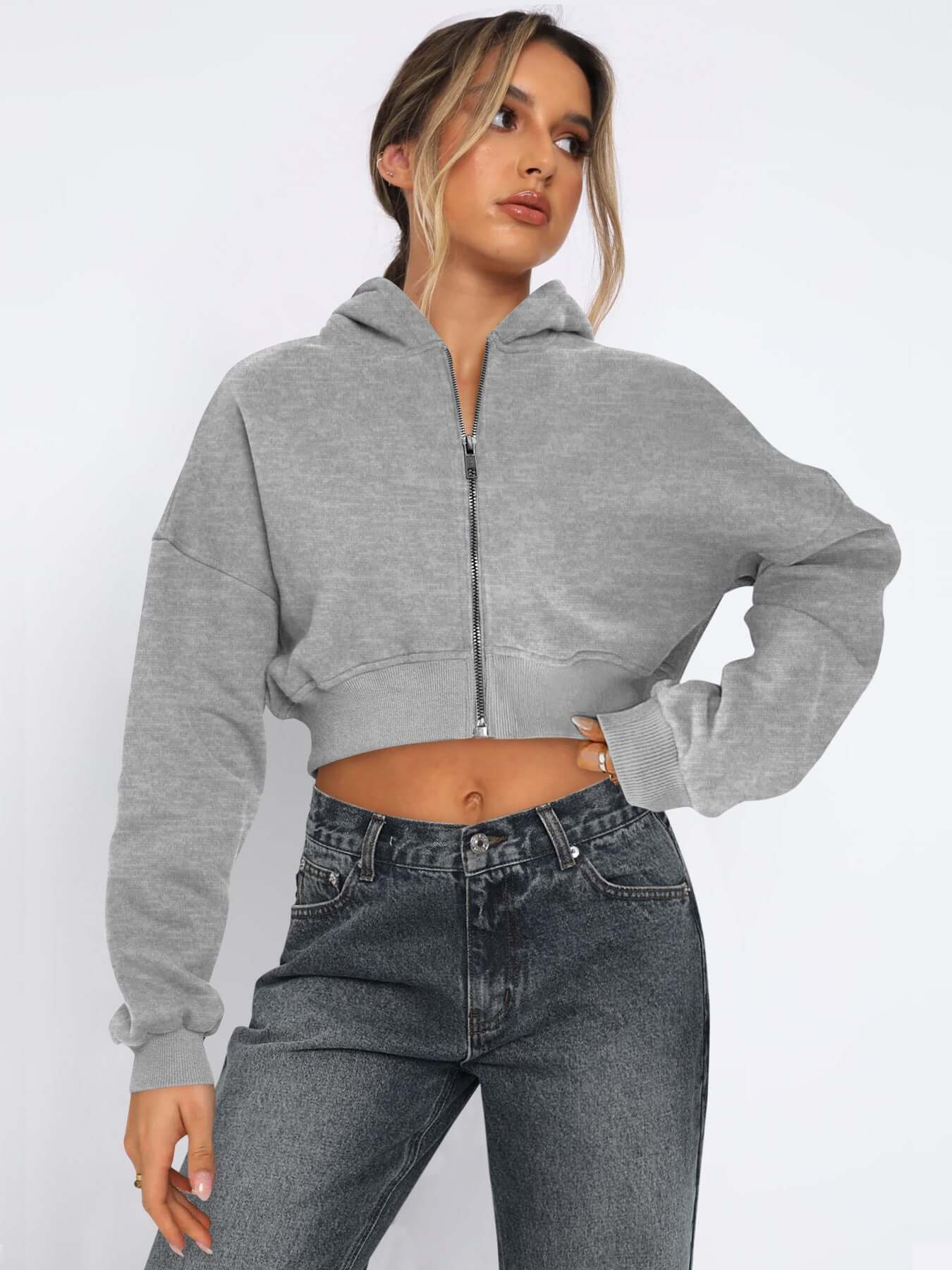 Casual gray long-sleeved fleece zipper hoodie for spring and fall, styled with loose-fit jeans. Perfect for a relaxed look.