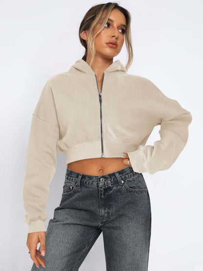 Casual long-sleeved fleece zipper hoodie in beige, paired with high-waisted jeans, perfect for spring and fall styling.